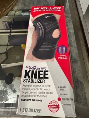 Mueller Black Self-Adjusting Knee Stabilizer